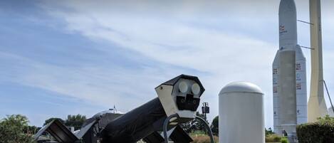 Un modelo de transbordador espacial con un cohete al fondo.