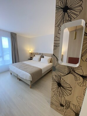 Habitación Confort con 2 camas individuales | Ropa de cama de alta calidad y escritorio