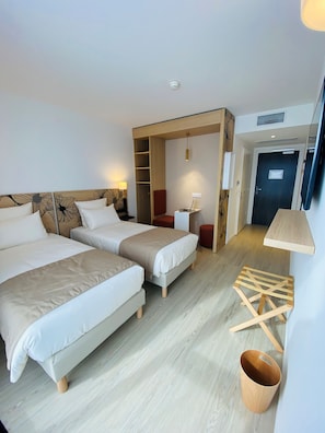 Chambre Confort avec lits jumeaux | Literie de qualité, bureau, espace de travail pour ordinateurs portables