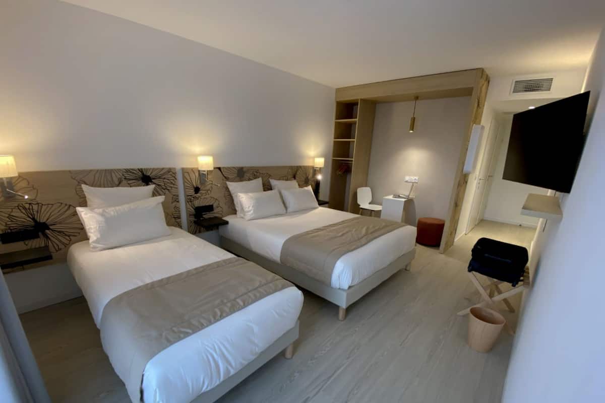 Comfort Triple Room | Peralatan tempat tidur premium, meja, ruang kerja komputer riba