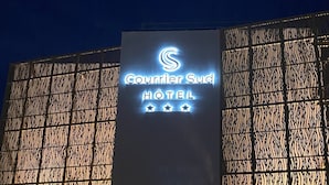 A hotel with a modern facade, a prominent sign reading "Counciler Sud Hotel," and several parked cars in front. - Courrier Sud (Quint-Fonsegrives)