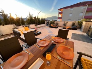 Outdoor dining - Sunshine Deluxe 80 m² apartment with 2 pools + 50m2 garden lounge and outdoor area (Okrug Gornji)