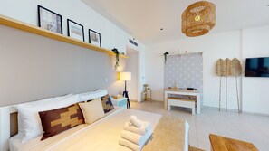 Comfort Studio | In-room safe, iron/ironing board, free WiFi, bed sheets - 2014 Marquise Square (Dubai)