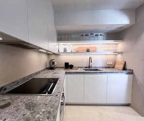 Réfrigérateur, four, lave-vaisselle, cafetière/bouilloire