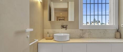 Chuveiro, secador de cabelo, toalhas de banho