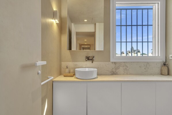 Shower, hair dryer, towels