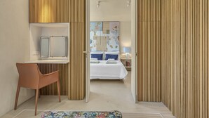 A hotel room with a bed, a desk, and a chair. - Casa Bambu - Marbellamar (Marbella)