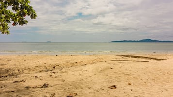 Pantai pribadi di sekitar, pasir putih, dan bar pantai