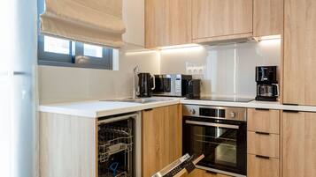 Appartamento Luxury | Cucina privata | Frigorifero, microonde, forno, piano cottura