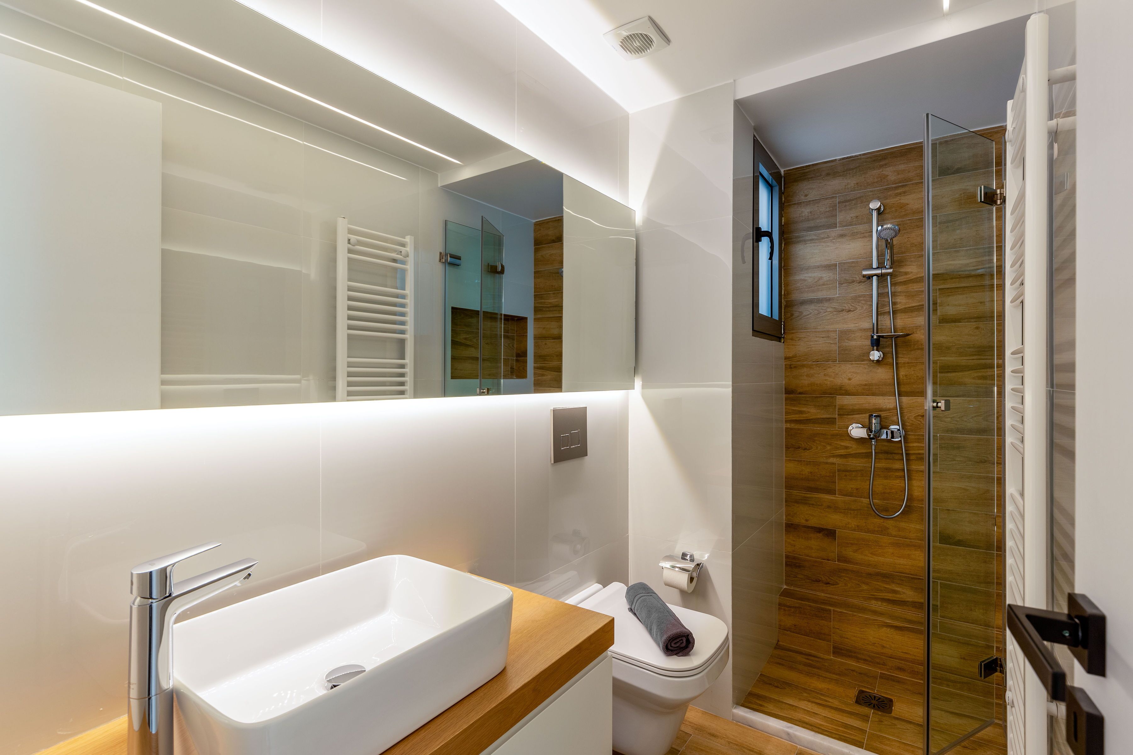 Luxury Apartment | Bathroom | Shower, rainfall showerhead, hair dryer, towels