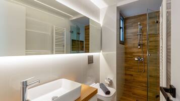 Luxury Apartment | Bathroom | Shower, rainfall showerhead, hair dryer, towels