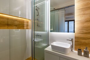 Bathroom - IO SUITES (Athens)