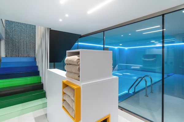 Sauna, body treatments, sports massages, facials, 1 treatment room