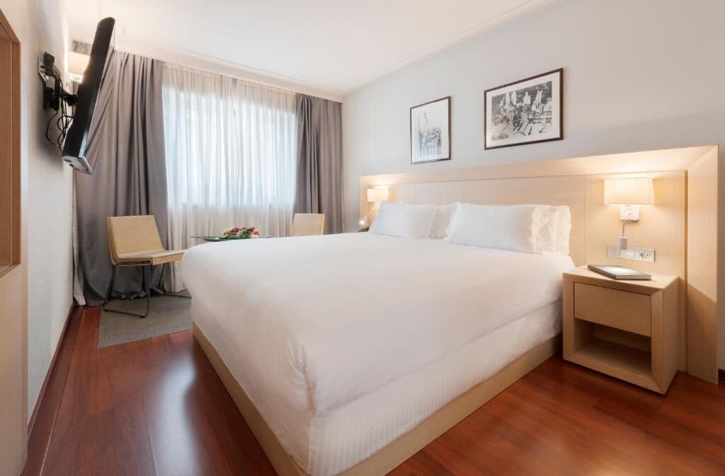 Premium bedding, down duvets, minibar, in-room safe
