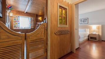 Un interior de madera con una cama, una mesita de noche y un letrero que dice 'FORT-KID'.