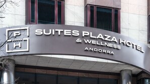 Une enseigne d'hôtel pour le Suites Plaza Hotel & Wellness Andorra.