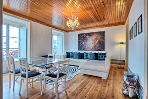 Departamento Deluxe, 2 habitaciones, balcón, vista al río | Área de sala de estar | Televisión de pantalla plana 