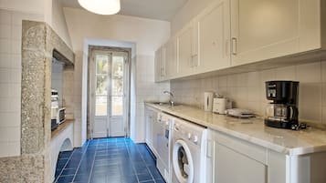 Apartamento premier | Cozinha privada | Geladeira, micro-ondas, fogão, cooktop