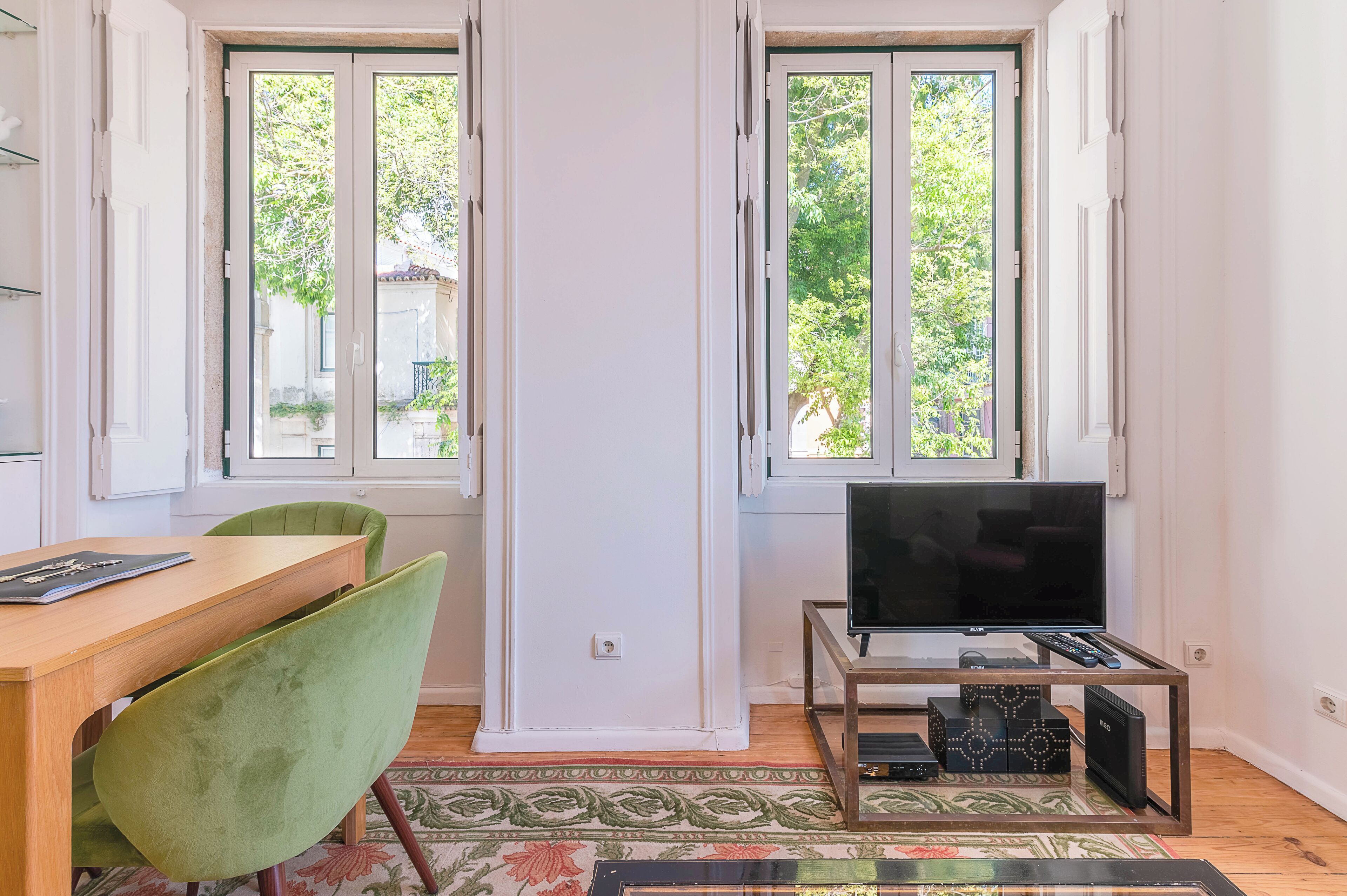Appartamento Standard, 2 camere da letto, cucina, vista fiume | Area soggiorno | TV a schermo piatto