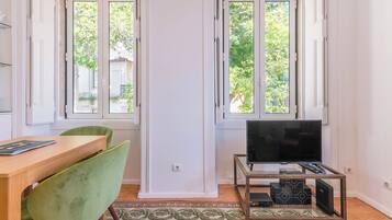 Appartamento Standard, 2 camere da letto, cucina, vista fiume | Area soggiorno | TV a schermo piatto