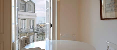 Apartamento panorâmico | Opções para refeição no quarto
