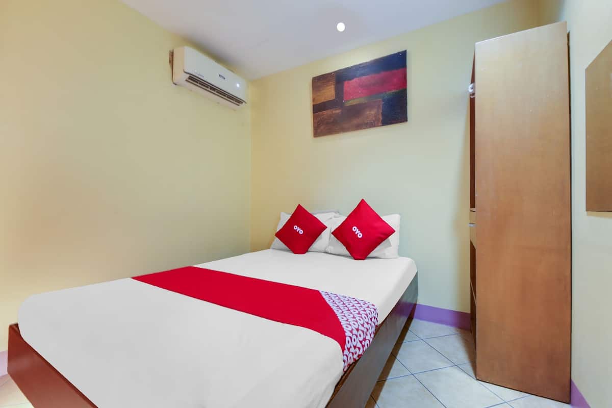 1 bedroom, bed sheets