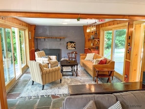 Smart TV, fireplace - Traditional Vermont Ski Lodge minutes from Mad River Glen and Sugarbush (Fayston)