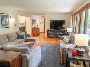 Smart TV, fireplace - Traditional Vermont Ski Lodge minutes from Mad River Glen and Sugarbush (Fayston)
