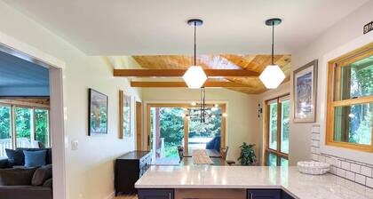 Traditional Vermont Ski Lodge minutes from Mad River Glen and Sugarbush