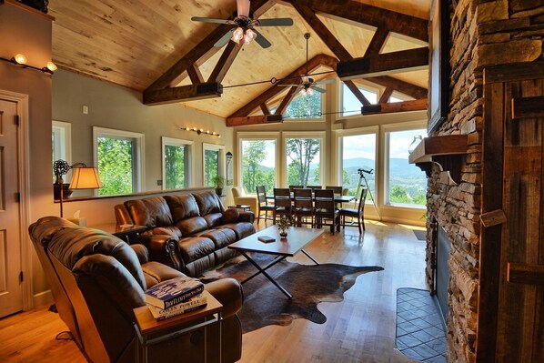 Smart TV, fireplace, table tennis - Sunset Ridge-Open for Bookings! Hot Tub, Ping Pong, Fire Pit, Wi-Fi (West Jefferson)