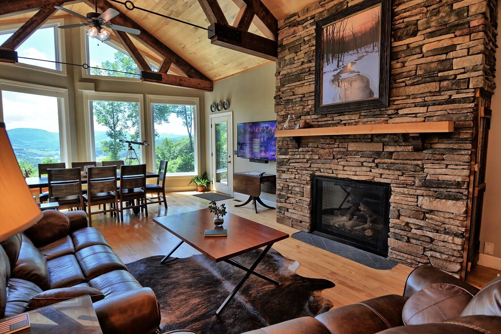 Smart TV, fireplace