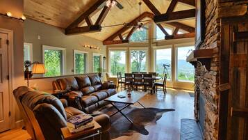 Téléviseur connecté, foyer, table de ping-pong