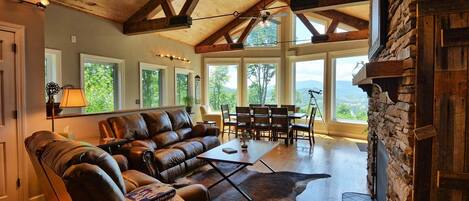 Smart TV, chimenea y tenis de mesa