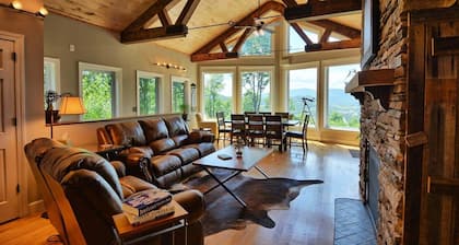 A Sunset Ridge in West Jefferson, NC: 3BR Chalet with hot tub, game room, and beautiful views.