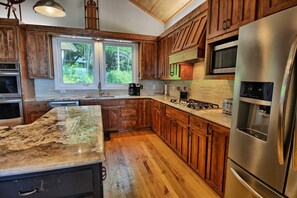 Fridge, microwave, oven, dishwasher - Sunset Ridge-Open for Bookings! Hot Tub, Ping Pong, Fire Pit, Wi-Fi (West Jefferson)