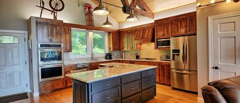 Kylskåp, mikrovågsugn, ugn och diskmaskin