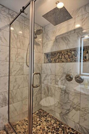 Bathtub, towels