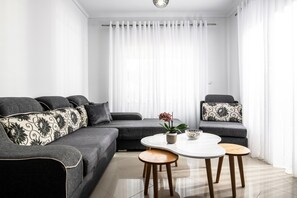 Smart TV, chimenea y estéreo