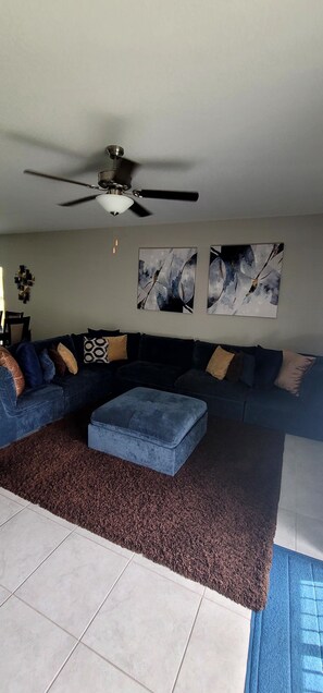 TV connectée, cheminée, baby-foot, livres