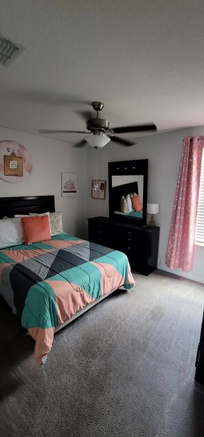 6 slaapkamers, een bureau, een strijkplank/strijkijzer, gratis wifi