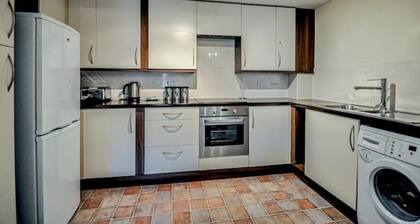 Entire Apartment Sleeps 4 Near the River Thames