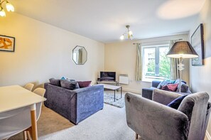 Living area - Entire Apartment Sleeps 4 Near the River Thames (Maidenhead)