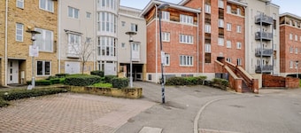 Entire Apartment Sleeps 4 Near the River Thames