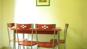 Un coin repas avec une table et quatre chaises.