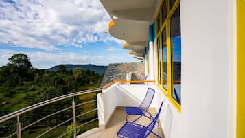 Deluxe Private Room with Balcony and Ensuite Bathroom | Free WiFi, bed sheets