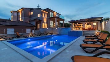 Een verwarmd zwembad