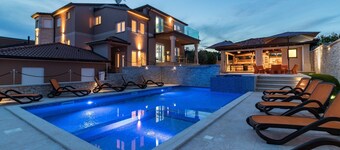 Luxury Villa for larger groups near Pula with private pool and whirlpool