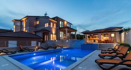 Luxury Villa for larger groups near Pula with private pool and whirlpool