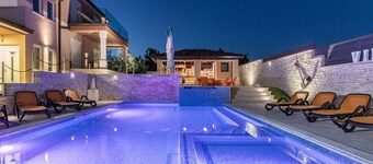 Luxury Villa for larger groups near Pula with private pool and whirlpool