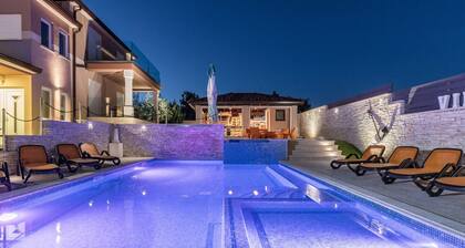 Luxury Villa for larger groups near Pula with private pool and whirlpool